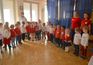 Nasze dzieciaki śpiewające hymn Polski